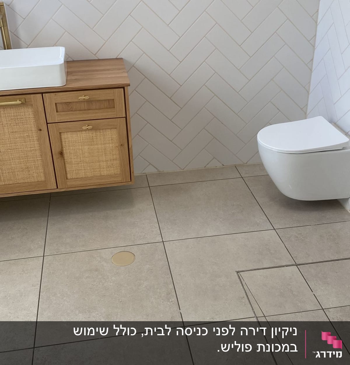 חדר אמבטיה עם כיור ואסלה על רצפה נקייה